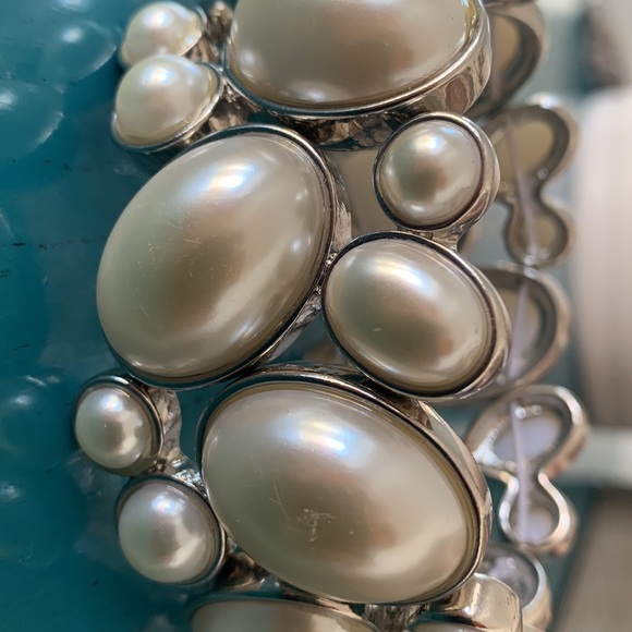 Banana Republic stunning pearl and silver stretch elastic cuff bracelet. - Picture 6 of 7